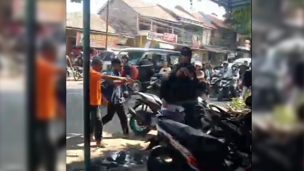 Video amatir memperlihatkan warga mengamankan pelajar yang terlibat tawuran (Tangkapan Layar)