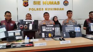 Satnarkoba Polres Kuningan menunjukan barang bukti dari hasil kejahatan penyelundupan narkoba (Foto : Darfan)