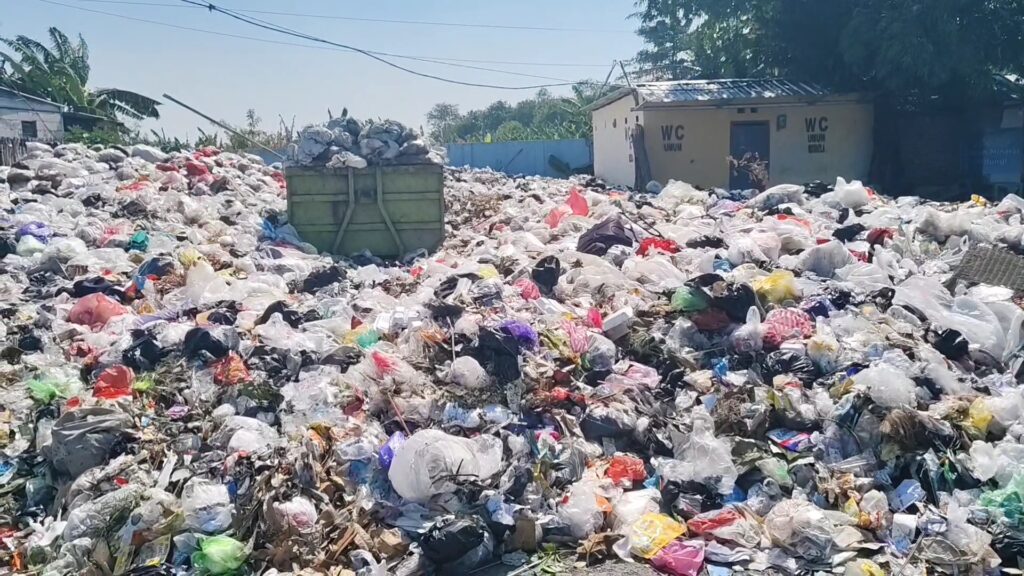Tumpukan sampah rumah tangga di Jalan K.H. Abbas, Kecamatan Weru, Kabupaten Cirebon (Foto : Darfan)