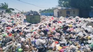Tumpukan sampah rumah tangga di Jalan K.H. Abbas, Kecamatan Weru, Kabupaten Cirebon (Foto : Darfan)