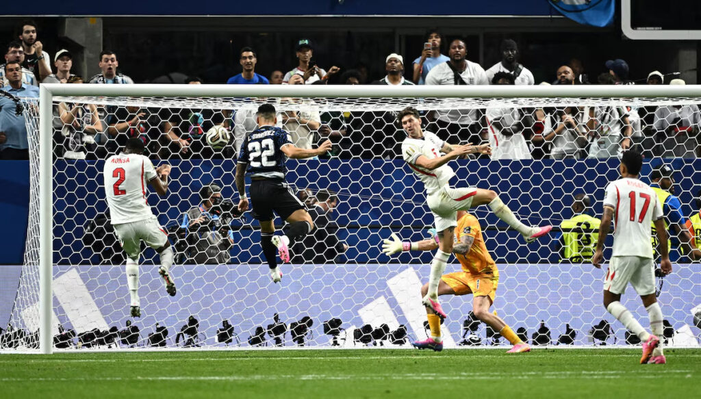 Sepak Bola - Piala Dunia FIFA 2026 - Semifinal - Inggris vs Argentina - Stadion Atlanta, Atlanta, Georgia, AS - 15 Juli 2026 Lautaro Martinez dari Argentina mencetak gol kedua mereka (Sumber Foto : REUTERS/Dylan Martinez)