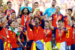 Sepak Bola - Piala Dunia FIFA 2026 - Final - Spanyol vs Argentina - Stadion New York/New Jersey, East Rutherford, New Jersey, AS - 19 Juli 2026 Ferran Torres dari Spanyol mengangkat trofi bersama rekan satu tim setelah memenangkan Piala Dunia (Sumber Foto : REUTERS/Kai Pfaffenbach)