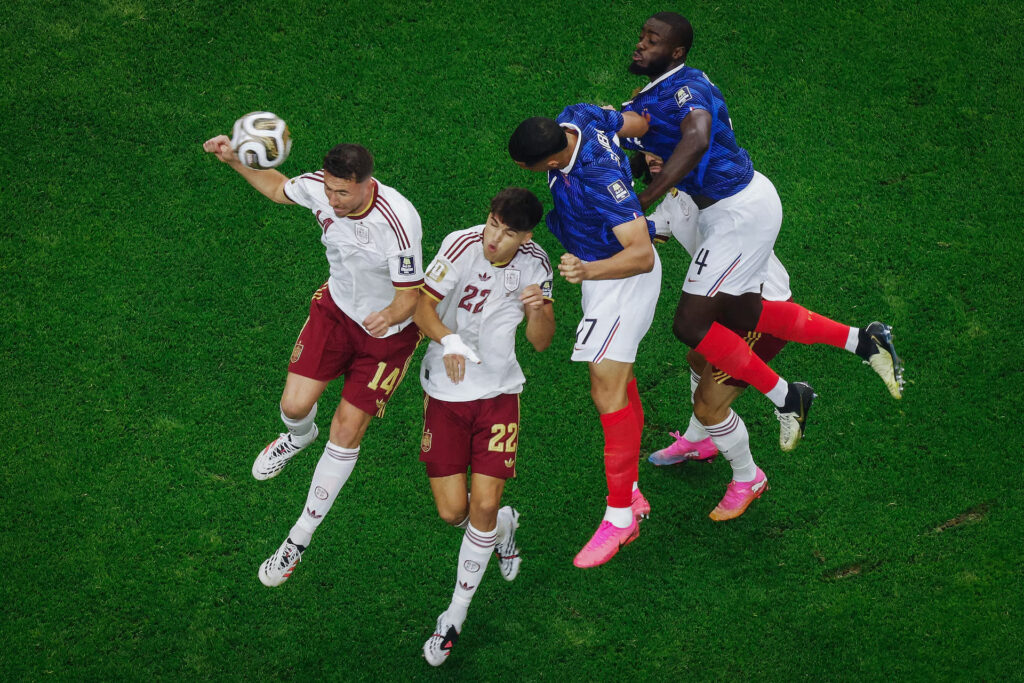 Semifinal - Prancis vs Spanyol - Stadion Dallas, Arlington, Texas, AS - 14 Juli 2026. Aymeric Laporte dan Pau Cubarsi dari Spanyol beraksi melawan William Saliba dan Dayot Upamecano dari Prancis. REUTERS/Brian Snyder