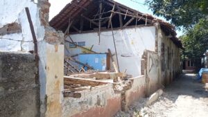 Ruang guru SDN 2 Tugu Indramayu roboh (Sumber Foto : Darfan)