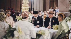 Penghulu KUA Setiabudi, Muhammad Zidni Ilmi memimpin proses ijab kabul dengan Bilingual di Jakarta. (Tangkapan Layar)