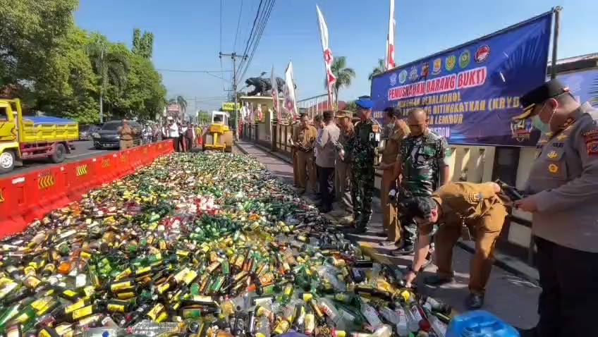 Puluhan ribu botol minuman keras dan knalpot brong dimusnahkan oleh jajaran Polresta Cirebon (Foto : Darfan)