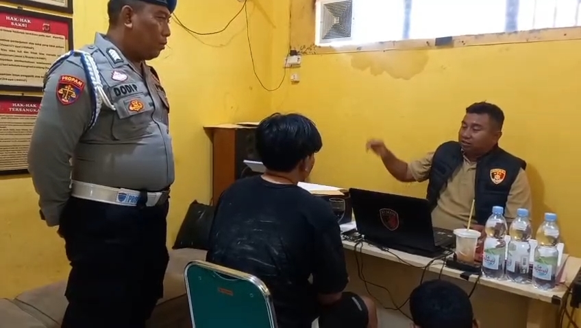 Dua pelaku pencurian sepeda motor milik pemancing tersebut diamankan petugas bersama warga di Desa Bungko Lor, Kecamatan Kapetakan, Kabupaten Cirebon (Foto : Darfan)
