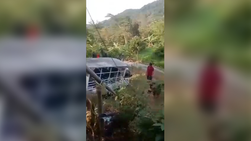 Sebuah mobil odong-odong yang mengangkut 21 penumpang mengalami rem blong di kawasan pegunungan Desa Teja, Kecamatan Rajagaluh, Kabupaten Majalengka (Foto : Darfan)