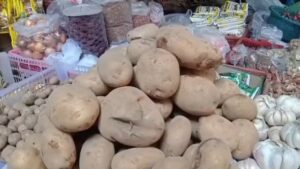 Harga kentang naik dari Rp18 ribu menjadi Rp22 ribu, pedagang di Pasar Kanoman keluhkan daya beli menurun (Foto : Darfan)