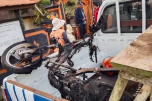 Sejumlah barang bukti dari kasus meninggalnya pria yang diduga mencuri ayam aduan di Juwuk Legi, Batunya, Tabanan. (Sumber Foto : Istimewa)