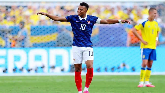 Kylian Mbappe mencetak dua gol saat Prancis mengalahkan Swedia. (REUTERS/Mike Segar)