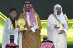 Muhammad Hasbi Assidik menerima hadiah dari Wagub Makkah Pangeran Saud bin Mishal bin Abdulaziz. Foto: YouTube/SaudiMoia