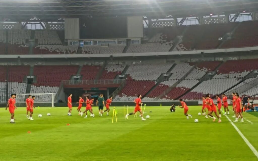 Pemain-pemain tim nasional sepak bola Indonesia menjalani latihan menjelang laga melawan Vietnam pada laga lanjutan Grup A Piala AFF 2026 di Stadion Utama Gelora Bung Karno (SUGBK), Senayan, Jakarta, Minggu (2/7/2026). (Sumber Foto : ANTARA/Aloysius Lewokeda)