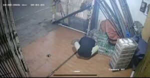 Aksi Pencurian Sebuah Toko Frozen Food Terekam Kamera CCTV (Tangkapan Layar)