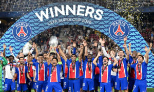 Sepak Bola - Piala Super UEFA - Paris St Germain vs Aston Villa - Stadion Salzburg, Salzburg, Austria - 12 Agustus 2026 Marquinhos dari Paris St Germain mengangkat trofi bersama rekan satu tim setelah memenangkan Piala Super UEFA (Sumber Foto : REUTERS/Angelika Warmuth)