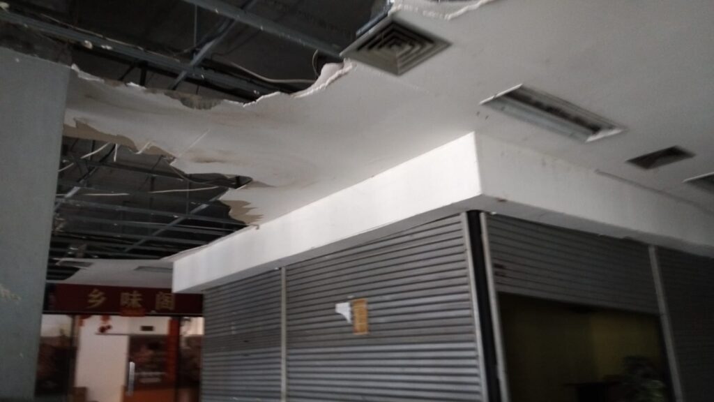 Kondisi gedung Gunung Sari Trade Centre (GTC) kian memprihatinkan. Berdasarkan pantauan, kondisi gedung kini banyak kerusakan. Atap banyak yang berlubang, ditambah tenant-tenant banyak yang kosong. (Foto : Darfan)