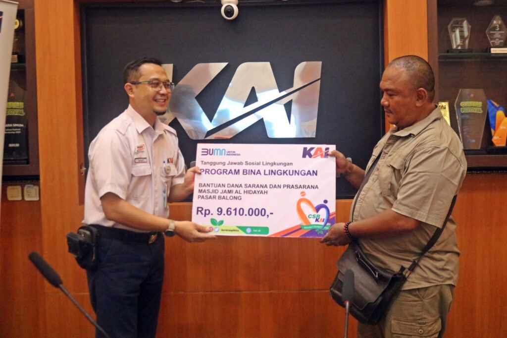 KAI Daop 3 Cirebon Salurkan Bantuan TJSL Senilai Rp 105,61 Juta (Foto : Darfan)