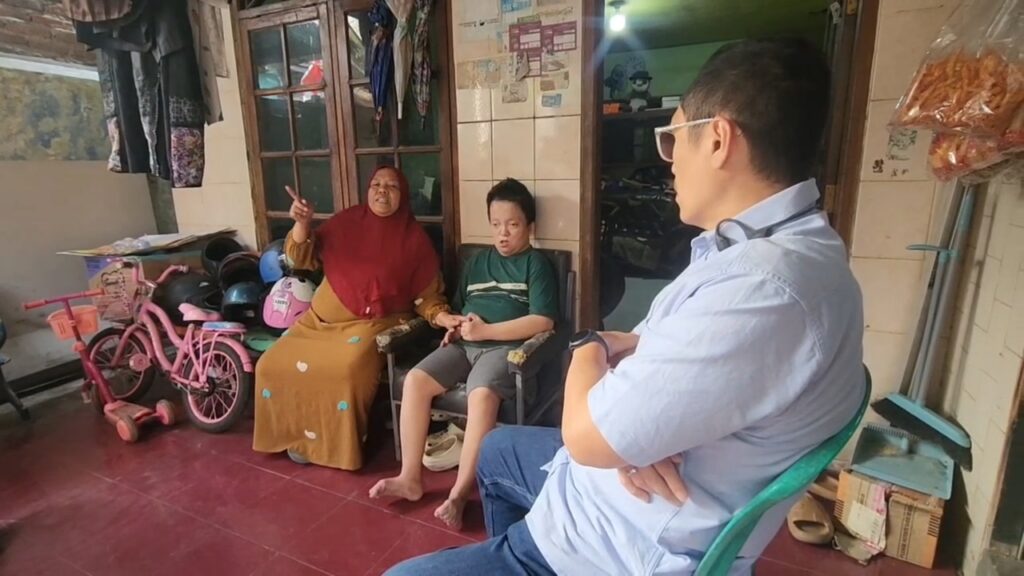 Muhammad Dewa, warga Kota Cirebon, diduga kehilangan data administrasi kependudukannya saat akan melakukan pembaruan data di Dinas Kependudukan dan Pencatatan Sipil. (Sumber Foto : Darfan)