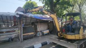 Petugas gabungan menertibkan bangunan liar dan reklame di Jalan Kesambi, Kota Cirebon. (Foto : Darfan)