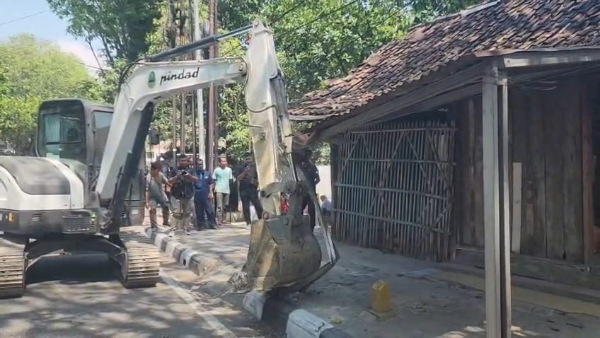 Penertiban ratusan bangunan liar dan lapak pedagang kaki lima di sepanjang Jalan Kesambi, Kota Cirebon (Foto : Darfan)