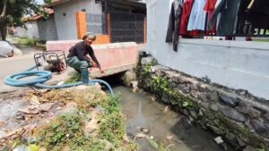 Tak Ada Air, Warga Sedot Air Selokan untuk Mandi dan Mencuci (Foto : Darfan)