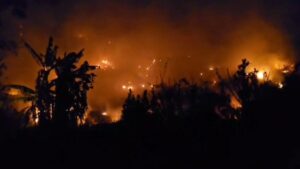 Kebakaran TPSA Ciniru Meluas, Tiga Hektare Lahan Terbakar, Petugas Terus Berupaya Memadamkan Api (Foto : Darfan)