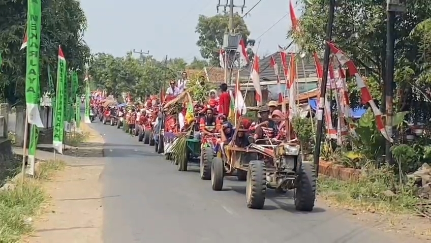 Unik, Meriahkan HUT RI, Petani di Majalengka Gelar Karnaval Traktor (Foto : Darfan)