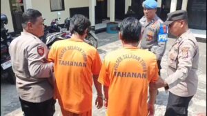 SS dan SB digelandang ke Mapolsek Seltim setelah mencuri uang dan perhiasan milik korban kebakaran (Foto : Darfan)