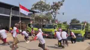 Meriahkan Kemerdekaan, Petugas Kebersihan Adu Kompak Tarik Dump Truck Sampah (Foto : Darfan)