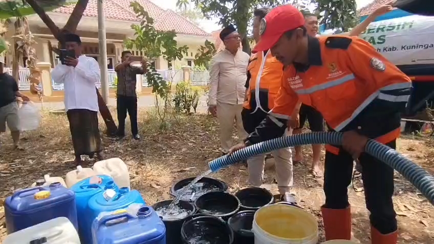 Baznas Kuningan menyalurkan bantuan air bersih ke sejumlah wilayah Kuningan yang terdampak kemarau (Foto : Darfan)