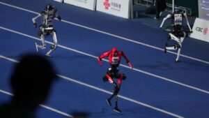Robot-robot berlomba dalam lari 100 meter saat upacara pembukaan World Humanoid Robot Games di Beijing, Sabtu, 22 Agustus 2026. (Foto AP/Achmad Ibrahim)