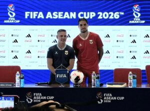 Pelatih Timnas Indonesia John Herdman dan Kevin Diks dalam konferensi pers jelang lawan Singapura di FIFA ASEAN Cup 2026, Kamis 24 September 2026. (Sumber Foto :Indozone/Andika Pratama)