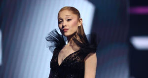Jelang Hiatus, Ariana Grande Tampil Emosional di Konser Terakhir (Tangkapan Layar)