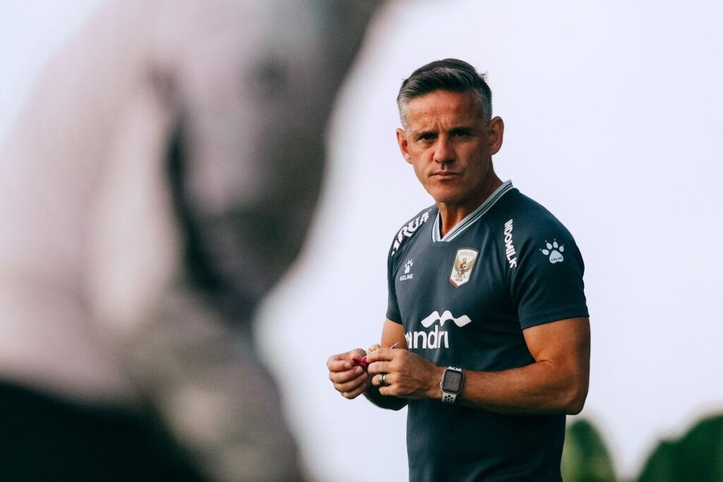 Pelatih John Herdman memimpin latihan timnas Indonesia untuk mempersiapakan mengarungi ASEAN Championship 2026 di Bali United Training Center Pantai Purnama Gianyar, Bali.(Dokumentasi Bali United)