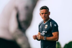 Pelatih John Herdman memimpin latihan timnas Indonesia untuk mempersiapakan mengarungi ASEAN Championship 2026 di Bali United Training Center Pantai Purnama Gianyar, Bali.(Dokumentasi Bali United)