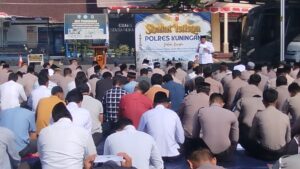 Kemarau Panjang, Polres Kuningan Gelar Salat Istisqa Meminta Hujan (Foto : Darfan)