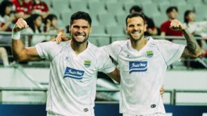 SELEBRASI - Bek Persib Bandung, Julio Cesar selebrasi dengan rekannya, Patricio Matricardi setelah mencetak gol ke gawang FC Seold pada ajang Liga Champions Asia 2 di Seoul World Cup Stadium, Korea Selatan, Rabu (16/9/2026). Persib unggul 0-1 atas FC Seoul di babak pertama berkat gol Julio Cesar pada menit ke-5. (Instagram @persib)