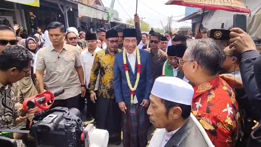 Joko Widodo menghadiri acara khitanan anak tokoh Cirebon, Ustad Ujang Bustomi, di Kecamatan Mundu, Kabupaten Cirebon (Foto : Darfan)