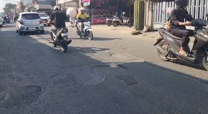 Jalan Kutagara, Kota Cirebon, akses menuju Pasar Jagasatru, dikeluhkan warga karena rusak dan berlubang. (Foto : Darfan)