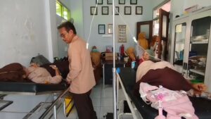 30 Pelajar di Kuningan Diduga Keracunan Menu MBG (Foto : Darfan)