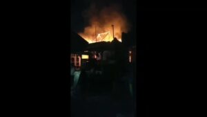 Kebakaran hebat terjadi di sebuah rumah yang berada di area padat penduduk di Desa Bandengan, Kecamatan Mundu (Foto : Darfan)