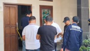 Petugas Kepolisian Satreskrim Polresta Cirebon bersama Tim Inafis Polda Jawa Barat dan Tim Puslabfor menggelar olah tempat kejadian perkara di rumah istri seorang dokter yang tewas bersimbah darah (Foto : Darfan)
