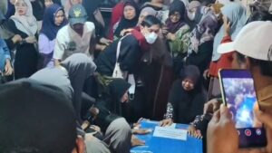 Kedatangan Jenazah Korban Kapal Virgo Transport 8 Diwarnai Isak Tangis (Foto : Darfan)
