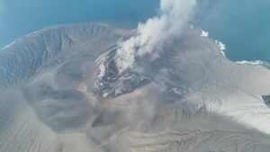 Gunung Anak Krakatau masih terus mengalami erupsi. (PVMBG/Handout via REUTERS).