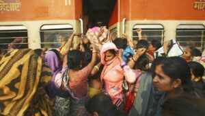 Berlomba masuk ke gerbong wanita | Foto. Navesh Chitrakar/Reuters