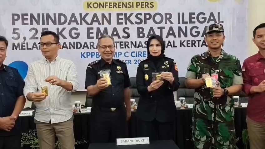 Bea Cukai Gagalkan Penyelundupan 5 Kilogram Emas, Dua Orang Diamankan (Foto : Darfan)