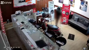 Pakai Celana Dalam dan Ninja di Kepala, Bocah Bobol Toko dan Gasak Tiga iPhone, Terekam CCTV (Tangkapan Layar)