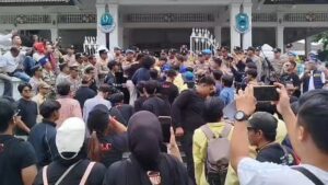 Aksi unjuk rasa yang digelar mahasiswa di depan Pendopo Bupati Kabupaten Kuningan (Foto : Darfan)