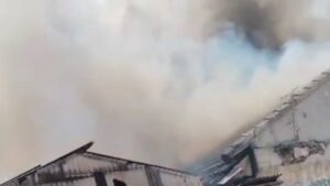 Akibat Bakaran Lahan, Sebuah Rumah di Kawasan Padat Penduduk Cirebon Ludes Terbakar (Tangkapan Layar)