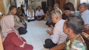 Suasana duka menyelimuti rumah Ali dan Masni di Desa Japura Lor, Kabupaten Cirebon, Rabu siang. Selama sepekan, orang tua Reyhan, siswa kelas dua SMKN 1 Mundu, diliputi kecemasan setelah putranya dilaporkan terjatuh dan hilang di perairan Selat Makassar (Foto : Darfan)